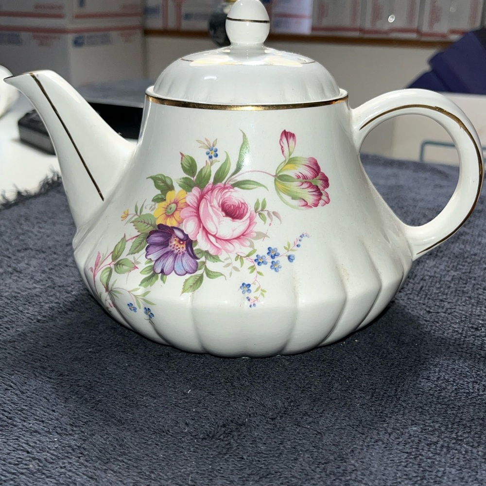 Vintage “Heatmaster” Teapot Floral Design With Gold Trim by Ellgreave Pottery - Picture 2 of 14